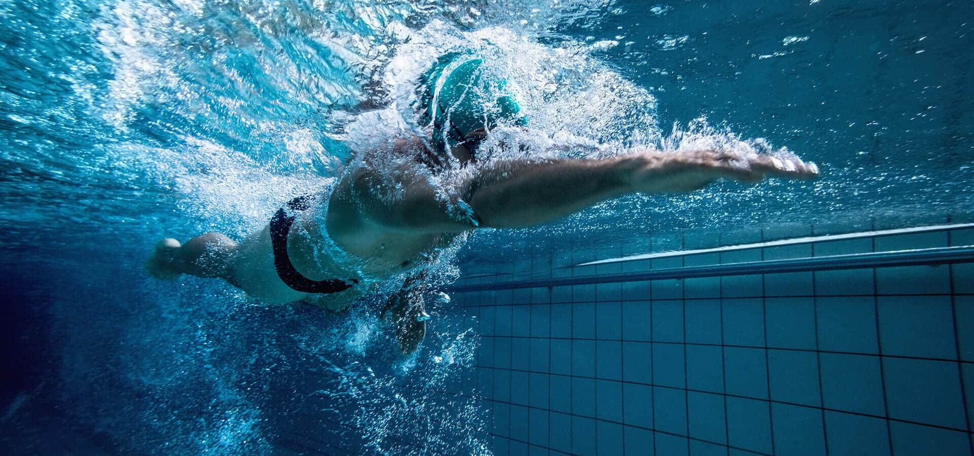 Wie kann man einen Tag besser beginnen als mit einer Schwimmeinheit von 7 bis 9 Uhr? Danach kann man fit in den Tag einsteigen. Erleben Sie die erfrischende Kühle des blaues Wassers in unseren Becken!
