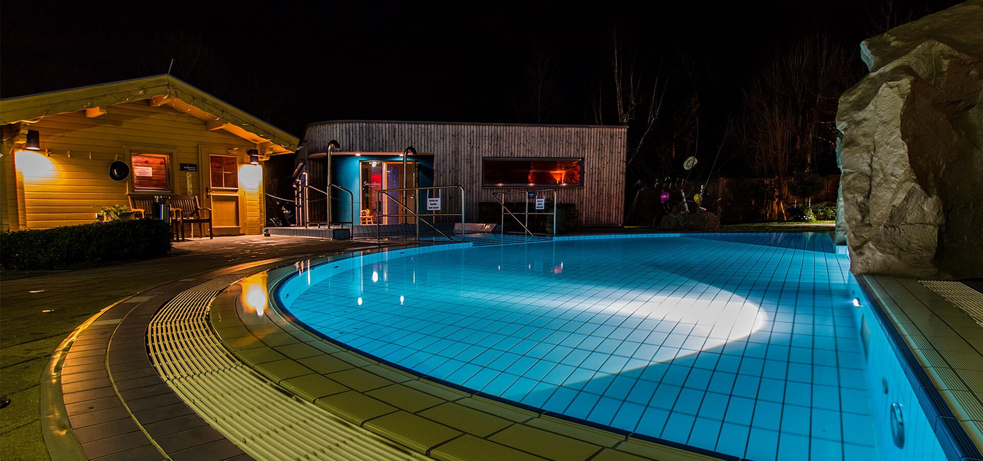 Saunaaußenbecken mit Blockhaus und Saunahaus