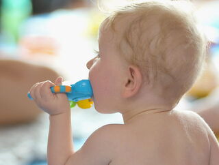 Ein Baby sitzt in der Sauna
