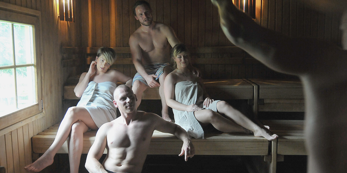 Sauna - Slider - Junge Menschen in der Sauna