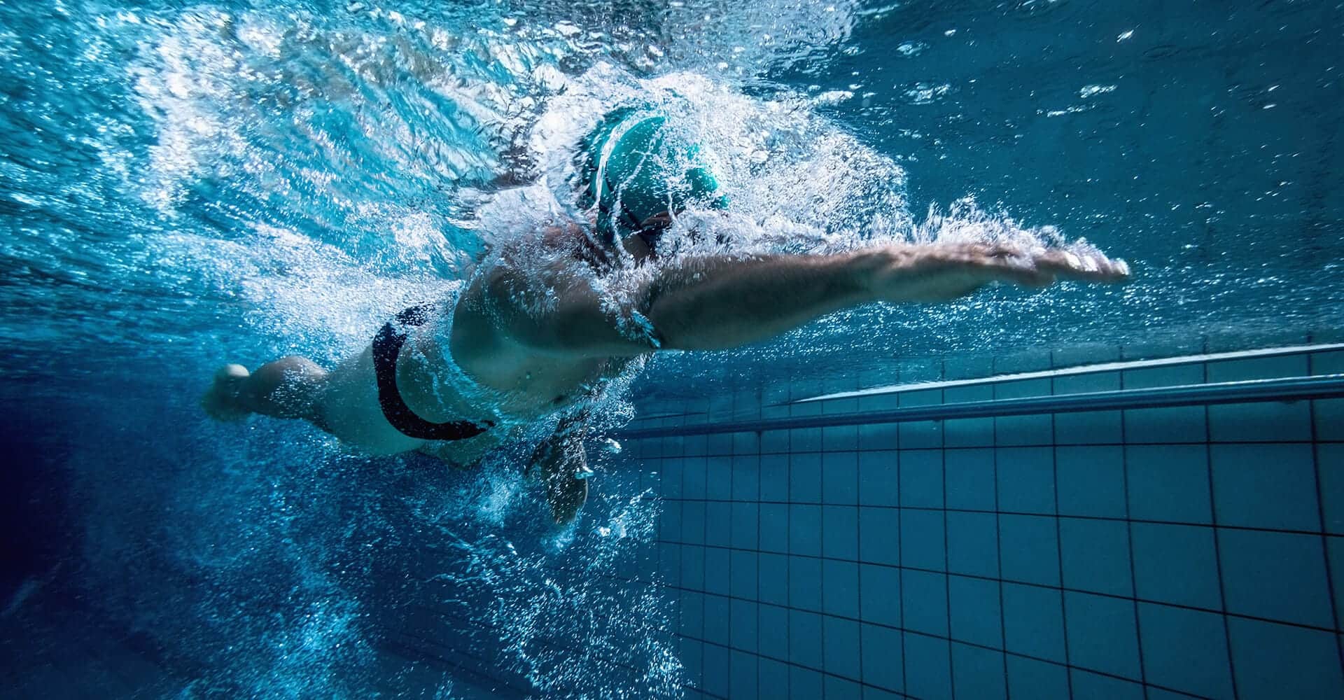 Wie kann man einen Tag besser beginnen als mit einer Schwimmeinheit von 7 bis 9 Uhr? Danach kann man fit in den Tag einsteigen. Erleben Sie die erfrischende Kühle des blaues Wassers in unseren Becken!